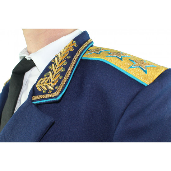 Soviétique / le colonel général d`aviation russe font étalage de l`uniforme