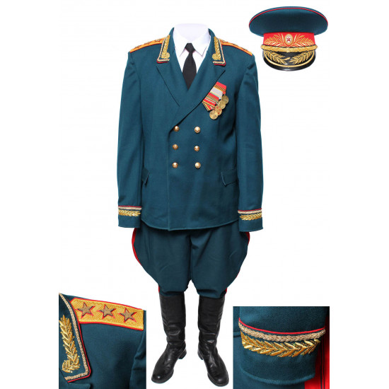 Soviétique / le colonel général militaire russe font étalage de l`uniforme militaire
