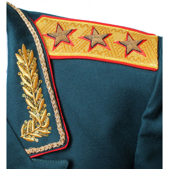 Soviétique / le colonel général militaire russe font étalage de l`uniforme militaire