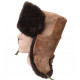 L`hiver chaud marron soviétique ushanka le chapeau avec l`étoile épingle le badge