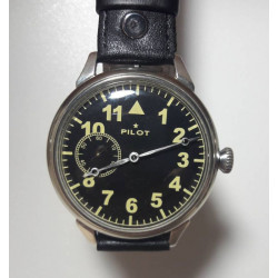 Montre   Pilot noire au poignet MOLNIYA Montre   Pilot noire au poignet MOLNIYA