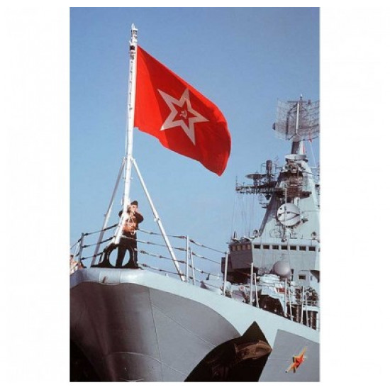 La flotte navale russe à l'avant-garde du drapeau Guis avec l'étoile rouge de l'URSS