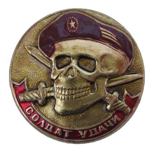 Soldado de la insignia spetsnaz ruso de boina granate de suerte