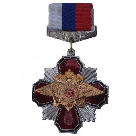 El ejército ruso aplasta el águila bicéfala del premio de la medalla cruz roja