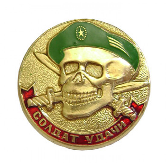 Soldado de la insignia spetsnaz ruso de suerte boina verde