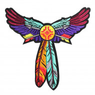 El símbolo de los pueblos indígenas americanos bordado de plumas de colores y flechas El símbolo de los pueblos indígenas americanos bordado de plumas de colores y flechas