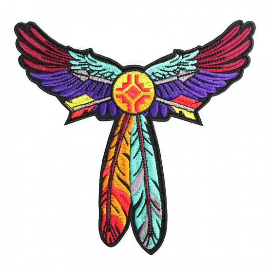 El símbolo de los pueblos indígenas americanos bordado de plumas de colores y flechas