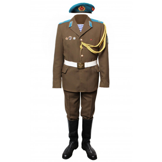 Un uniforme de parade militaire russe des soldats aériens soviétiques VDV