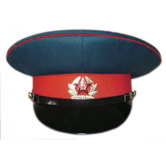 Le sergent russe de l'armée rouge parade défile chapeau visière soviétique