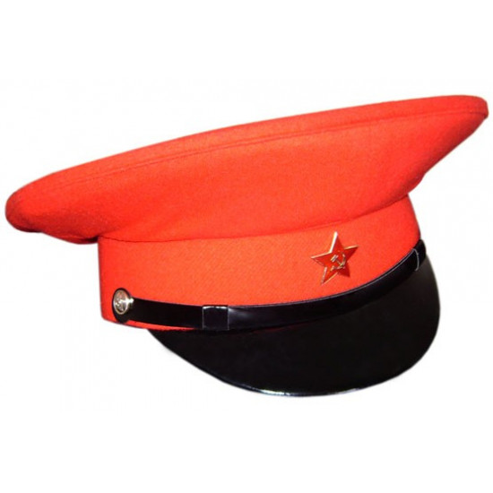 赤い星が付いているソビエト軍の血まみれの一般的なロシアのバイザー帽子