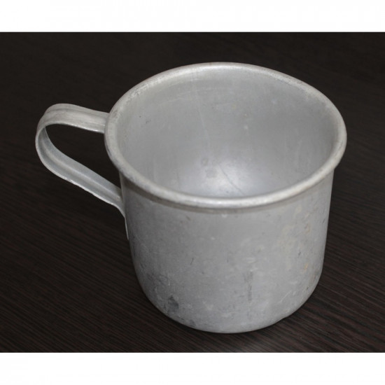 Tasse en aluminium de l'armée russe / soviétique pour feu ouvert Tasse en aluminium de l'armée russe / soviétique pour feu ouvert