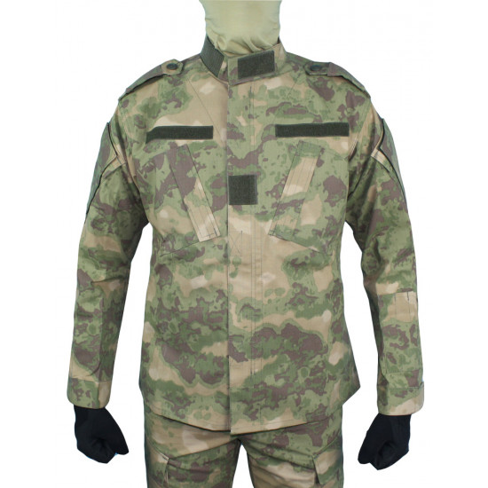 Réplica del uniforme de la Guardia Nacional. Los tirantes no están incluidos con el traje.