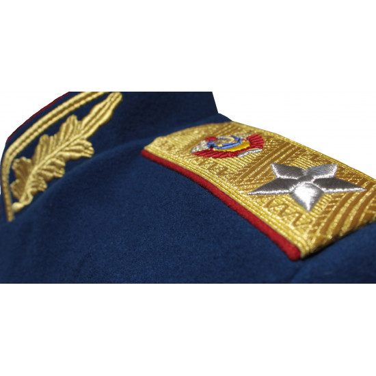 Un uniforme de parade du maréchal de l'armée soviétique avec chapeau et épaulettes M 45