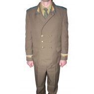 Ensemble de tous les jours d'URSS en kaki avec un chapeau Ensemble de tous les jours d'URSS en kaki avec un chapeau