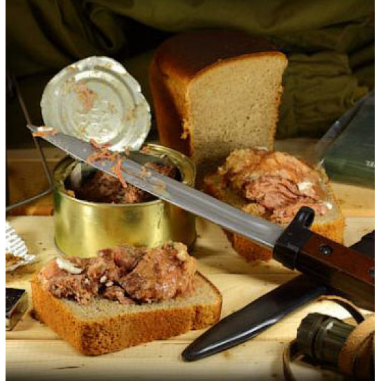 Le bœuf en boîte militaire russe cuit la ration de nourriture de survie de viande militaire en ragoût